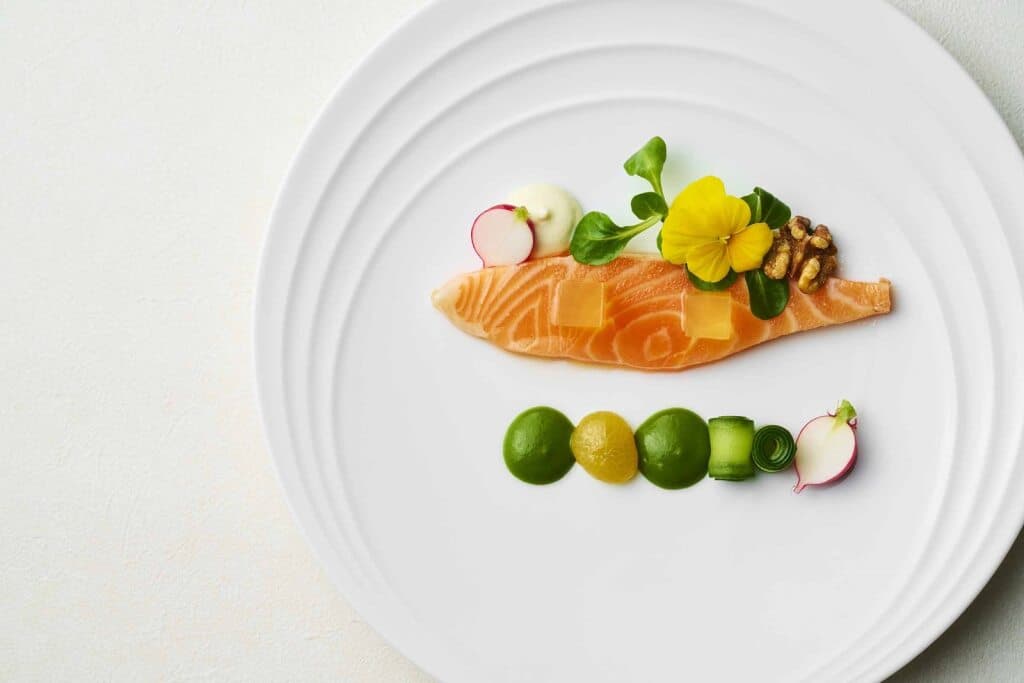 ヒルトン大阪の婚礼料理と彩り豊かに盛り付けられたサーモンの前菜プレート