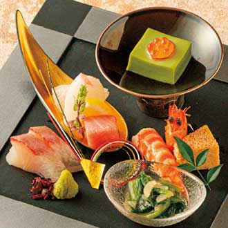 海老御膳寿司 鶏松風 法蓮草真砂(まさご)浸し 翡翠(ひすい)豆腐 いくら ラデッシュ 山葵 鯛 間八 鮪中トロ 大根 花穂