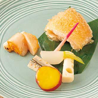 甘鯛鱗(うろこ)焼き 若狭葱餡 紅白はじかみ 帆立生唐墨(なまからすみ)焼き 焼き白葱 酢蓮根 叩き牛蒡 丸十蜜煮 小蕪(こかぶ)