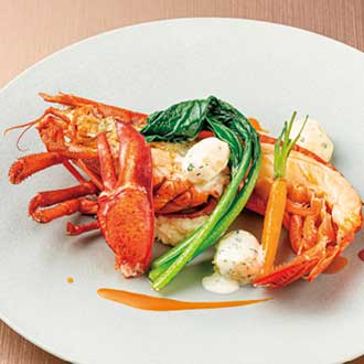 カナダ産オマール海老のロースト 甲殻類のソース ハーブクリームニョッキと季節野菜