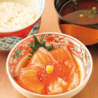 サステナブルサーモンの親子御飯 いくら醤油漬け お味噌汁 若布 なめこ 葱 赤だし