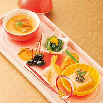 ズワイ蟹と蒸し鮑 玉地蒸し銀餡(ぎんあん) 法蓮草生唐墨(なまからすみ)浸し 焼き河豚鮟肝(あんきも)和え 養老豆腐 車海老 キャビア 山葵 数の子とイクラ松前 黒豆金箔 小蕪(こかぶ)柚子味噌
