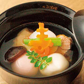 祝い雑煮 真鯛 日の出かまぼこ 鶏 鏡大根 寿人参 椎茸 三つ葉 木の芽 紅白餅