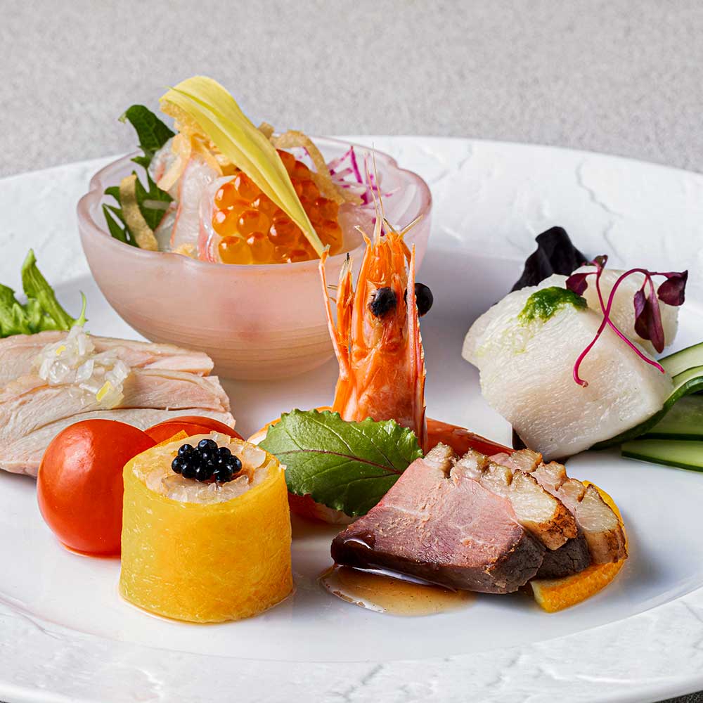 真鯛の中華刺身　天使の海老 紹興酒風味　鴨のロースト　蒸し鶏の葱ソース　ホタテ貝の青山椒ソース　酢漬け白菜とサーモンの卵巻き