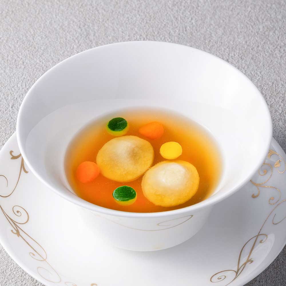 ビーフコンソメスープ 彩り野菜と茸のラビオリを浮かべて